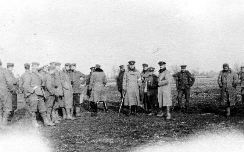 Le truppe dei due eserciti si incontrano nella "terra di nessuno" (Foto: Robson Harold B, Collections of the Imperial War Museums., Wikipedia)