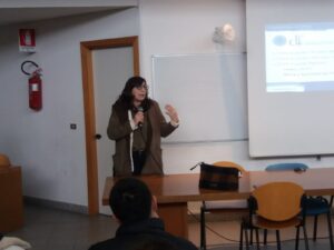 La Prof.ssa Assunta Pelliccio che presenta l'offerta formativa del dipartimento di Lettere e Filosofia