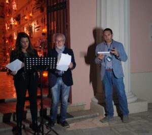 Pina Sciarra, Maurizio Rata e Lino Sorabella all'ingresso del cimitero di Gaeta