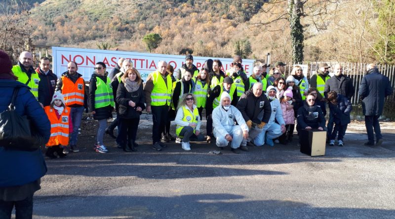 Sant'Elia Fiumerapido (Fr), le immagini del sit-in per la bonifica dell'impianto di stoccaggio dei rifiuti