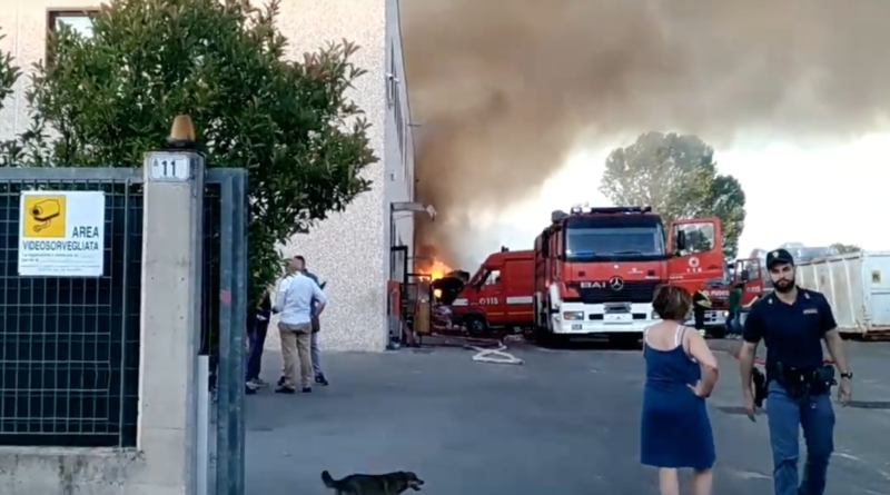 Un momento dell'incendio alla Mecoris di Frosinone