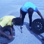 Due ragazzi della Cooperativa Sociale Ethica di Cassino mentre separano uno pneumatico dal cerchione