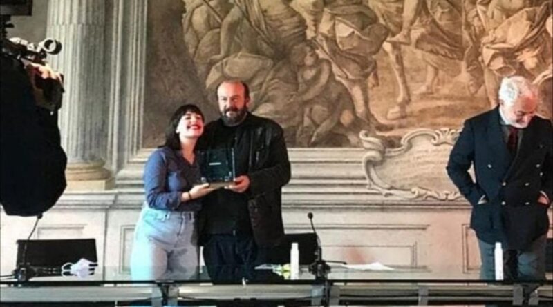 La consegna del premio nazionale "Innesto" ad Asia Vaudo, con lei il poeta Davide Rondoni