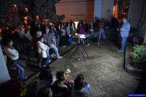 Visitatori ansiosi di partecipare al evento innovativo "Sepolcri"
