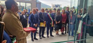 Il taglio del nastro nella nuova sede di Lettere e Filosofia.