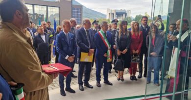 Unicas, il Dipartimento di Lettere e Filosofia ha la sua nuova sede Il taglio del nastro nella nuova sede di Lettere e Filosofia.
