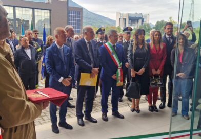 Il taglio del nastro nella nuova sede di Lettere e Filosofia.