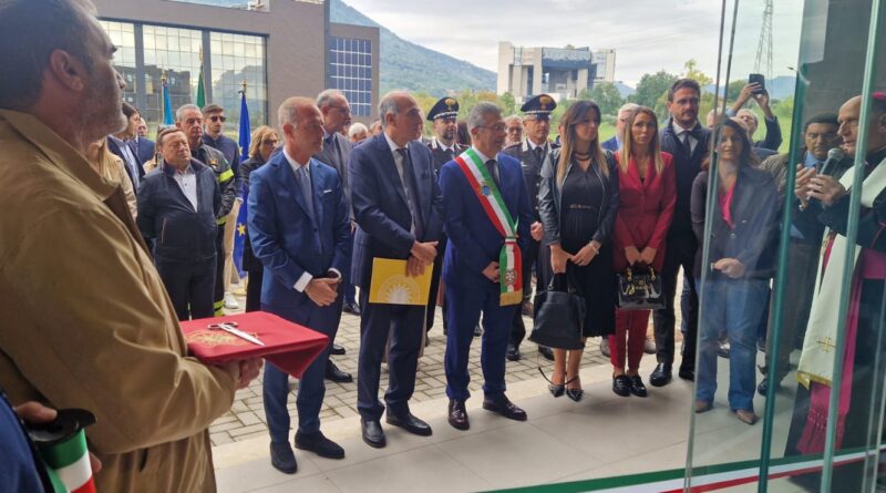 Il taglio del nastro nella nuova sede di Lettere e Filosofia.
