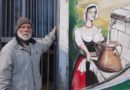 Alberto Spaziani accanto a un suo murale, a Frosinone