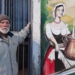 Alberto Spaziani accanto a un suo murale, a Frosinone