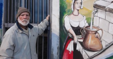 Alberto Spaziani accanto a un suo murale, a Frosinone