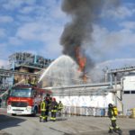 I vigili del fuoco intervengono dopo l'esplosione all'impianto industriale di Bulgarograsso (Co)