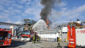 I vigili del fuoco intervengono dopo l'esplosione all'impianto industriale di Bulgarograsso (Co)