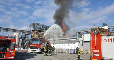 I vigili del fuoco intervengono dopo l'esplosione all'impianto industriale di Bulgarograsso (Co)