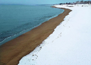 La spiaggia innevata di Baia Domizia