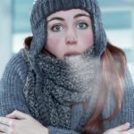 Una ragazza infreddolita