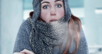 Una ragazza infreddolita