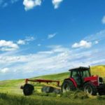 Un trattore in un campo da mietere, l'immagine della fiera Agralia di Sora, in provincia di Frosinone