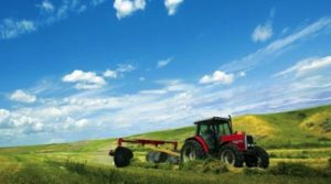 Un trattore in un campo da mietere, l'immagine della fiera Agralia di Sora, in provincia di Frosinone