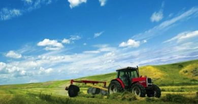 Un trattore in un campo da mietere, l'immagine della fiera Agralia di Sora, in provincia di Frosinone