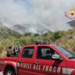 Una macchina dei vigili del fuoco nelle campagne di Itri, in provincia di Latina