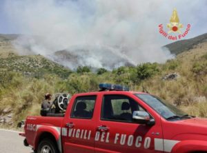 Una macchina dei vigili del fuoco nelle campagne di Itri, in provincia di Latina