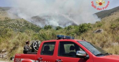Una macchina dei vigili del fuoco nelle campagne di Itri, in provincia di Latina