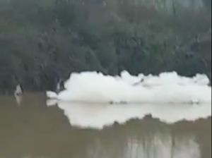 Schiume inquinanti nel fiume Liri