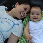 Silvana Santo, la mamma green sdraiata sul prato insieme al suo bambino