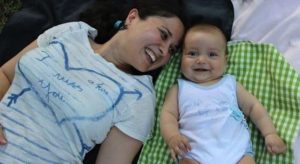 Silvana Santo, la mamma green sdraiata sul prato insieme al suo bambino