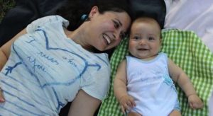 Silvana Santo, la mamma green sdraiata sul prato insieme al suo bambino