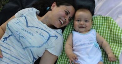 Silvana Santo, la mamma green sdraiata sul prato insieme al suo bambino