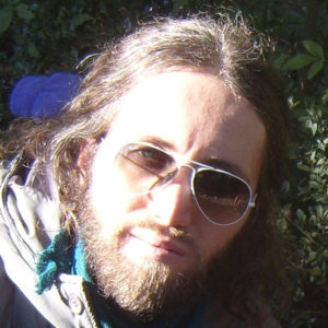 Un primo piano di Simone Riccardi, Simone Riccardi, 41 anni, artista digitale, scenografo, pittore e illustratore