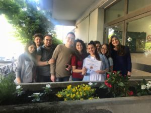 I rappresentanti di Primavera studentesca riqualificano l'aiuola di via Zamosch
