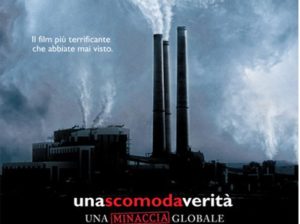 Una fabbrica rilascia fumo nel cielo