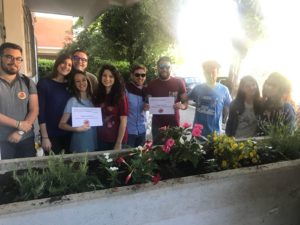 I rappresentanti di Primavera studentesca riqualificano l'aiuola di via Zamosch
