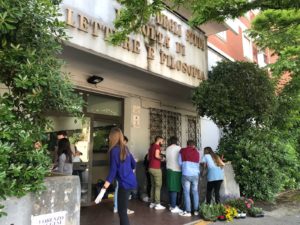 I rappresentanti di Primavera studentesca riqualificano l'aiuola di via Zamosch