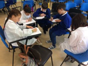 Un momento del nostro laboratorio con i bambini di Sant'Angelo in Theodice durante il festival Anticontemporaneo