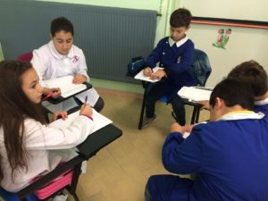 Un momento del nostro laboratorio con i bambini di Sant'Angelo in Theodice durante il festival Anticontemporaneo