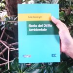 La copertina del libro di Tullio Berlenghi sullo sfondo di una siepe