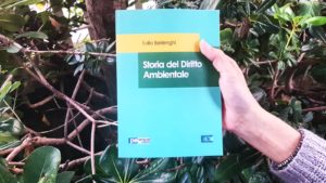 La copertina del libro di Tullio Berlenghi sullo sfondo di una siepe