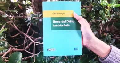 La copertina del libro di Tullio Berlenghi sullo sfondo di una siepe