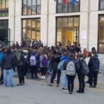 Gli studenti del Liceo Varrone di Cassino protestano davanti al Comune