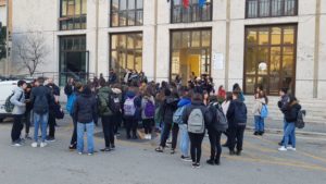 Gli studenti del Liceo Varrone di Cassino protestano davanti al Comune
