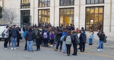 Gli studenti del Liceo Varrone di Cassino protestano davanti al Comune