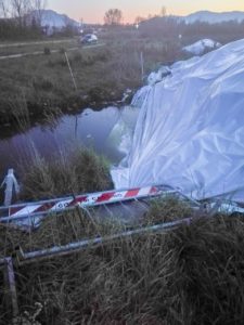 L'acqua piovana ha riempito le fosse scavate lungo il Nocione (foto scattata nel dicembre 2018)