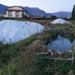 Le fosse ricolme di rifiuti e acqua si trovano a pochi metri da alcune abitazioni (Foto: Cassinogreen, dicembre 2018)