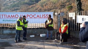 Sant'Elia Fiumerapido (Fr), le immagini del sit-in per la bonifica dell'impianto di stoccaggio dei rifiuti