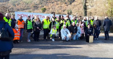 Sant'Elia Fiumerapido (Fr), le immagini del sit-in per la bonifica dell'impianto di stoccaggio dei rifiuti