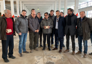Alla Saxa Grestone di Roccasecca si avvia la produzione. Nella foto Francesco Borgomeo, presidente della società, insieme allo staff